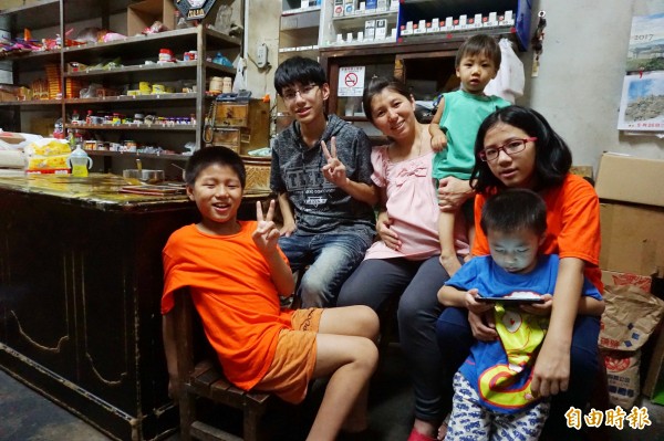江孟芬與5個小孩開心合影,腹中小女兒將臨盆,長子和長女利用暑假打工不在家。(記者蔡淑媛攝)