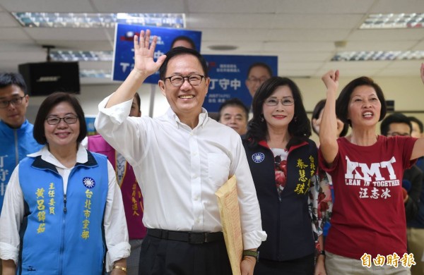 國民黨台北市長候選人丁守中今天到信義區公所登記參選台北市長，批評台北市長柯文哲「這樣成績還能叫『光榮城市』？我們連『虛榮』都說不上。」（記者方賓照攝）  