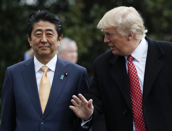 川普與安倍通電,強調美國將全力支持日本。(美聯社)
