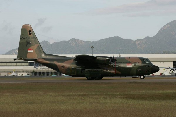 參加新加坡航展的航空迷發現,2架C-130運輸機載滿救援物資和人員,上午8時08分起飛,預計下午2時30分抵達花蓮機場。圖為新加坡空軍C-130同型機。(航迷提供)