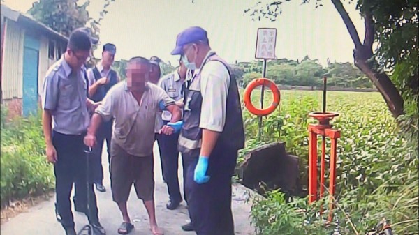 7æ¬é³å§èç¿æ¨éæå¥æ°´å³åå½ä¸å¾ï¼ç±å¿æ°ç¾åè­¦å¡ååææ´ãï¼è¨èæå®¹èç¿»æï¼