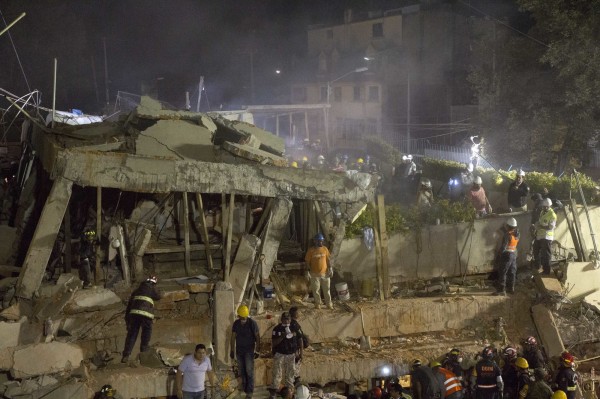 現場持續搶救，目前傳出25人死亡。（美聯社）