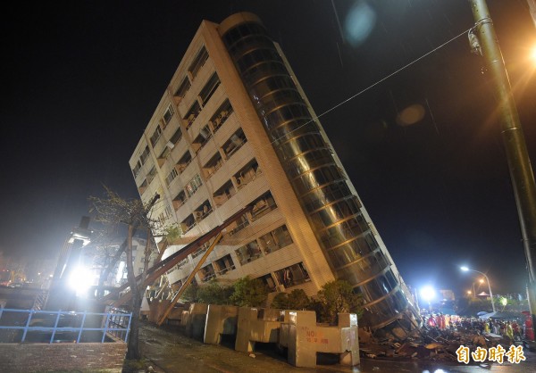 花蓮地區因規模6有感地震造成雲門翠堤大樓倒塌，7日晚間仍有7人待援，傍晚因大樓傾斜暫停作業，經加固建築後，搜索工作持續進行。（記者黃耀徵攝）