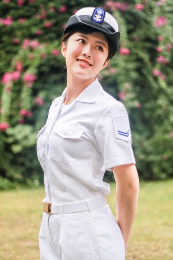 雖然穿著軍便服但黃靜昀仍給人一種鄰家女孩的氣質。(圖擷自臉書)