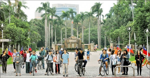 台大遴選管中閔任新校長爭議不斷，台大師生催生臨時校務會議，昨晚連署人數跨過35人門檻，依規定，校方須在收到請求後15日內召開會議，解除疑慮。（資料照）