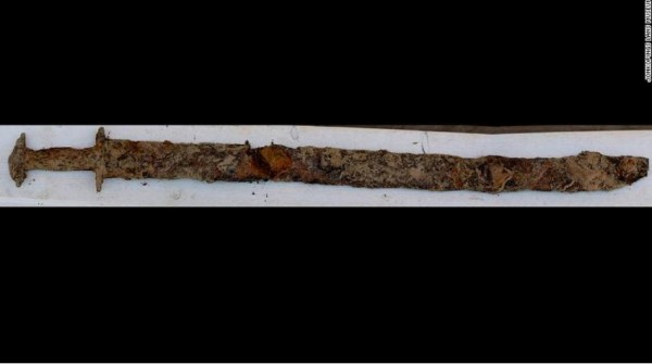 瑞典一名8岁女童凡奈可(Saga Vanecek)意外在维德斯滕湖拔出一把有1500年历史的宝剑。(图撷取自网路)