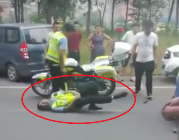 警察摸著下體倒地不起。(圖擷自YouTube)
