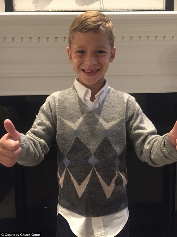 布雷迪（Brady Gose）穿逝世爺爺曾穿過的毛衣參加學校的拍攝日，其父親表示，爺爺知道一定會感到自豪。（圖擷取自《每日郵報》）