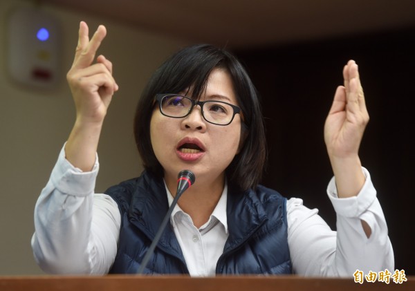 立委林淑芬,今(7)日稍早前在臉書針對勞工的工時與薪資貼出歷年資料,表示「不只是工時彈性化,連薪水都彈性了!」,呼籲資方應解決基本的問題。(資料照,記者簡榮豐攝)