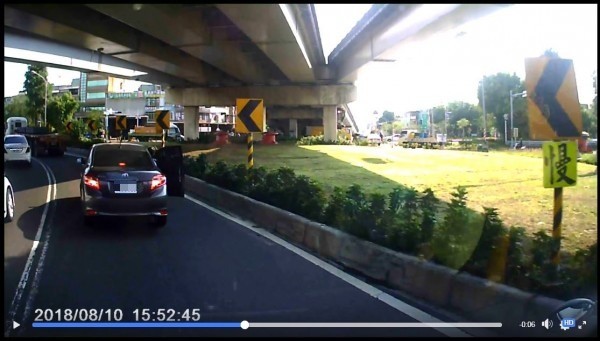 一輛轎車在車道行車時,右側副駕駛座的車門突然打開。(圖擷取自爆廢公社)