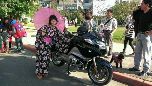 2014年2月22日在名為「新北投車站回家」的活動中,汪志冰曾身穿黑色櫻花和服,拿粉紅色的日本紙傘。(擷取自汪志冰臉書)