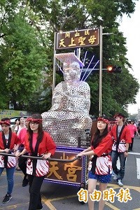 全台首尊「螺絲媽祖」今天在岡山媽祖文化節公開亮相，並上街頭遶境出巡。（記者蘇福男攝）