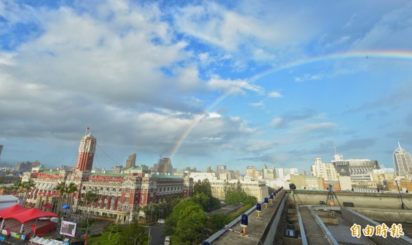 10月10日國慶日，一早總統府周邊出現一道彩虹。（記者張嘉明攝）
