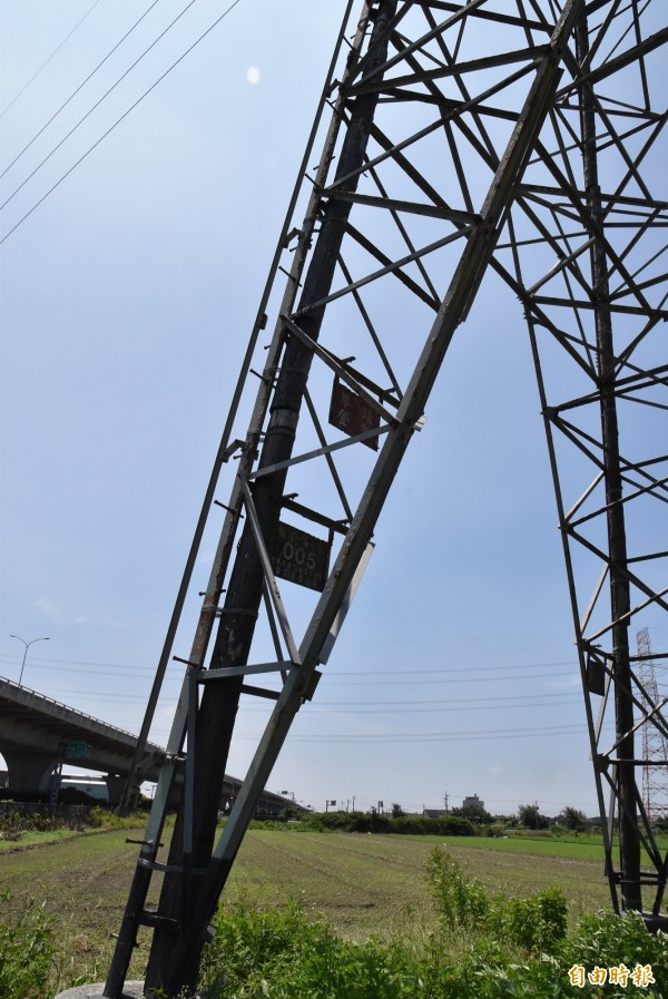 電塔鏽蝕嚴重竟綁木頭加固，民眾直呼太離譜。（記者黃淑莉攝）