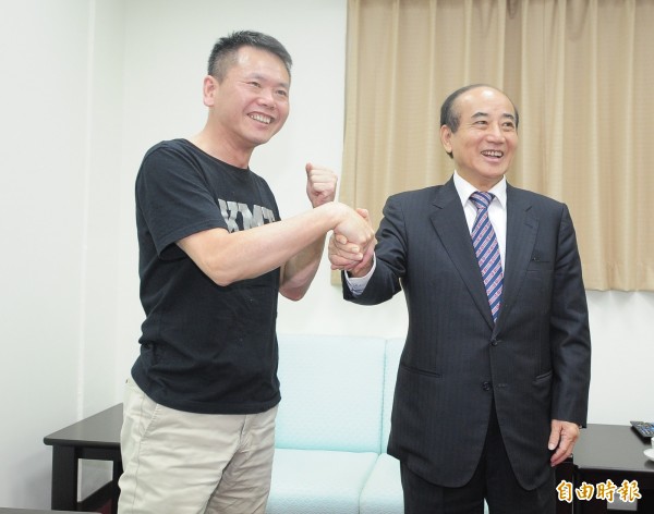 國民黨立委林為洲(左)拜會前立法院長王金平(右),兩人有說有笑,互相握手致意。(記者王藝菘攝)