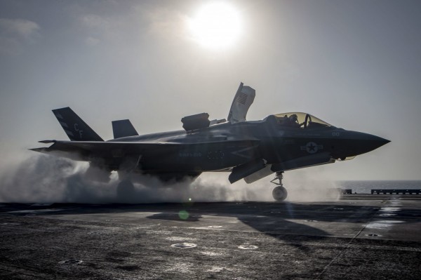 美國平均單機造價1億美元(約30.8億台幣)的F-35匿蹤戰機,上月首度墜毀,肇因疑為燃油管路瑕疵。圖為美軍F-35B閃電二式戰機。(歐新社資料照)