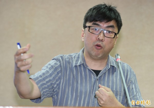 立委段宜康問羅瑩雪,「自己錯了還怪人」新聞稿中點名批評「徐永明等立委」,還包括誰?羅瑩雪以不想擴大爭議為由,說「我今天不想講」。(記者張嘉明攝)