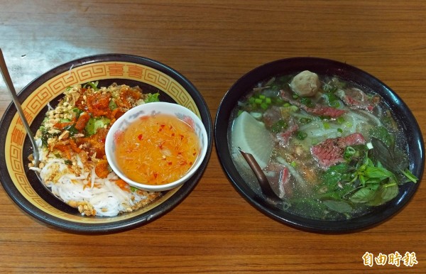 烤肉麵(左)與牛肉河粉,「青艷越南河粉」招牌料理。(記者蔡政珉攝)