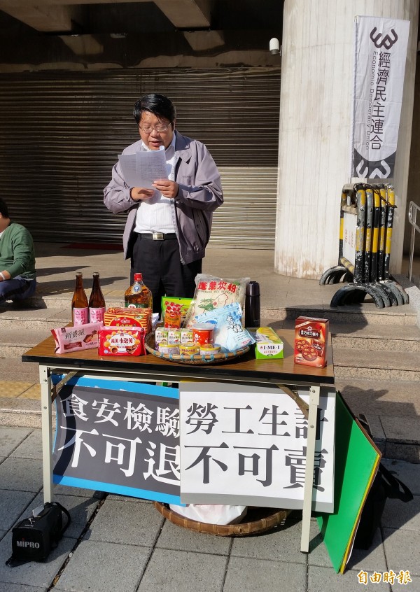 賴中強逐條朗讀完貨貿開放的工業產品項目,從早上唸到下午,整整唸了6個小時。(記者陳志曲攝)