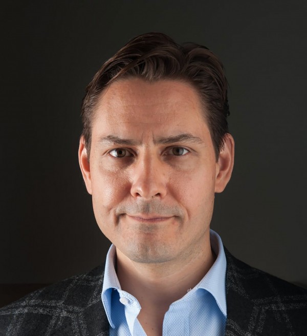 加拿大前外交官康明凱（Michael Kovrig）被中國逮捕，如今審訊過程曝光，包括不准他申請保釋、不准他會見律師，每天早上、下午和晚上都會進行訊問，晚上睡覺也不准他關燈。（法新社）
