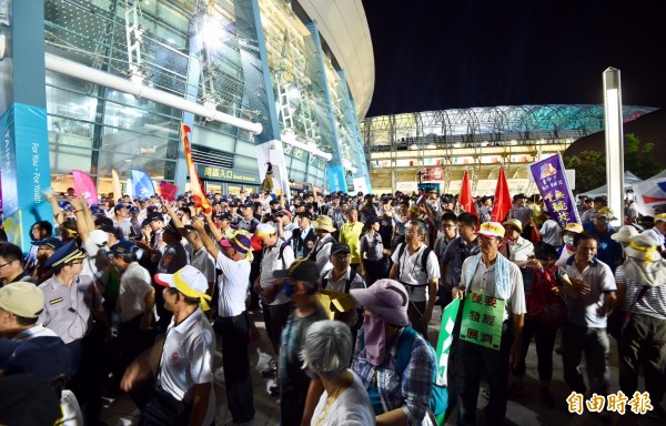 反年改團體聚集在小巨蛋與開幕體育場間廣場,擋住選手進場動線(記者羅沛德攝)