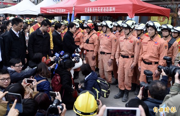 行政院長賴清德11日前往花蓮雲門翠堤大樓，慰勞警義消執勤同仁。（記者簡榮豐攝）