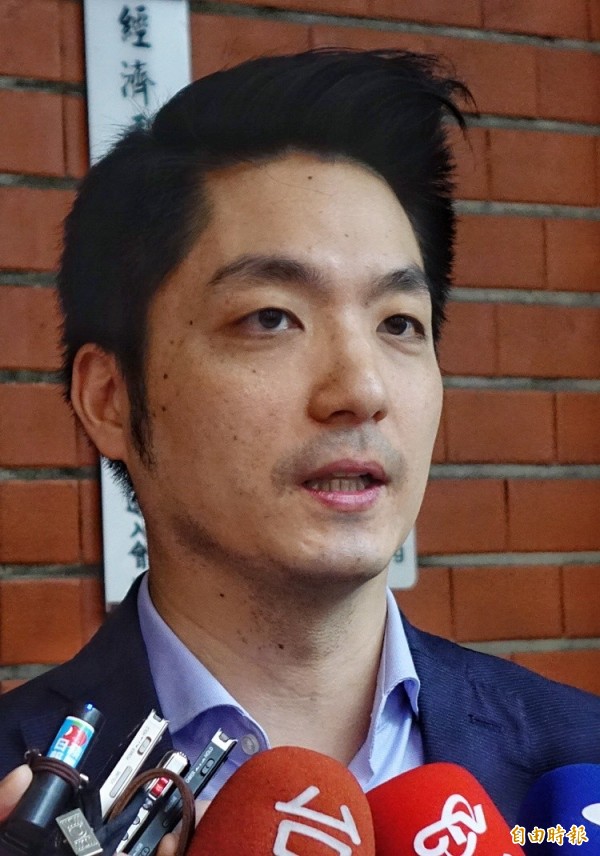 國民黨立委蔣萬安表達不參選黨內幹部的意願,被外界解讀是規劃參選台北市長,立委蔣萬安5日受訪時表示是過度聯想,否認有此規劃。(記者張嘉明攝)