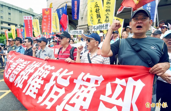 Members of veterans’ group 800 Heroes and their supporters protest outside the Judicial Yuan in Taipei yesterday.
Photo: Liao Chen-huei, Taipei Times Members of veterans’ group 800 Heroes and their supporters protest outside the Judicial Yuan in Taipei yesterday.
Photo: Liao Chen-huei, Taipei Times