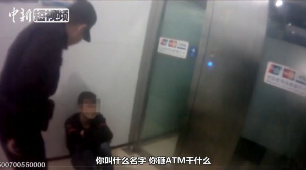 中国重庆20多岁男子日前酒后散步,想起自己至今仍一事无成,心生郁闷,决定砸烂路边银行的自动柜员机(ATM),还安静等警方来逮捕,好回笼吃牢饭。(图撷取自中新网)