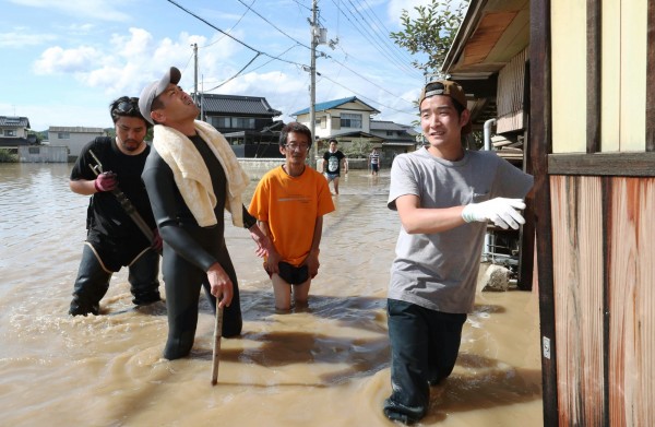 日本西部暴雨造成130死74失蹤,但大雨過後卻迎來酷暑,今(10日)已出現35度高溫,預測最高會有36度,災民和清理災區的民眾要注意避免中暑。(歐新社)