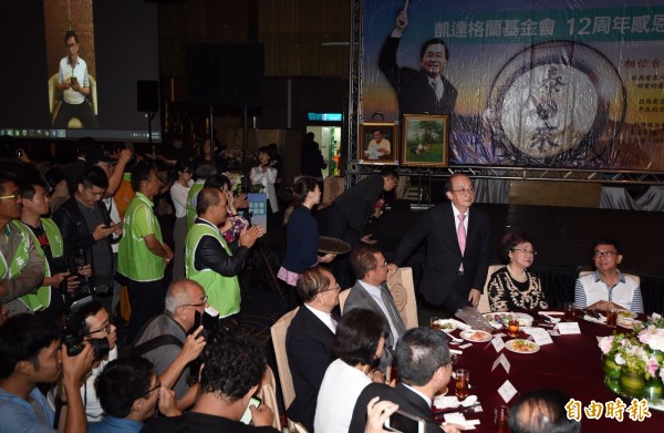 前總統陳水扁今晚7點35分左右出席感恩募款餐會,受到現場參加者的熱烈歡迎。(記者簡榮豐攝)