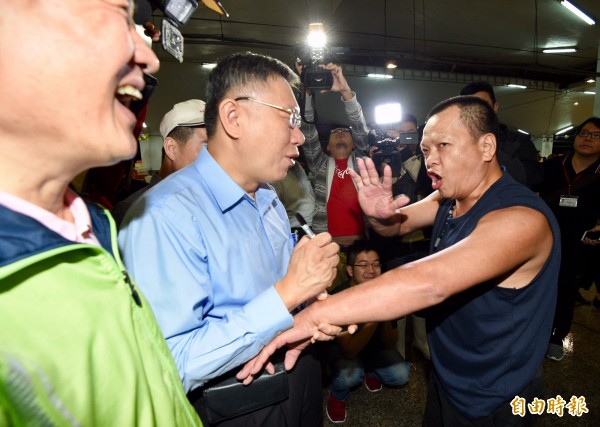 一名攤商當場要求柯文哲在他手上簽名,強調今天都不會洗手。(記者羅沛德攝)(記者羅沛德攝)
