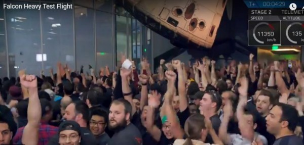 工程人員和民眾歡聲雷動。（翻攝自SpaceX）