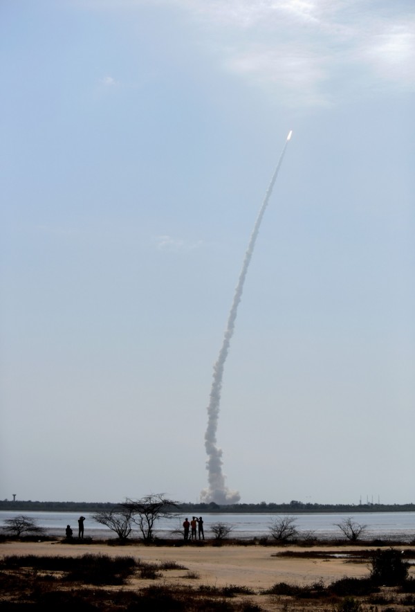 印度今日發射代號PSLV-C38的極軌衛星運載火箭（PSLV），成功運送31顆人造衛星進入太空。（法新社）