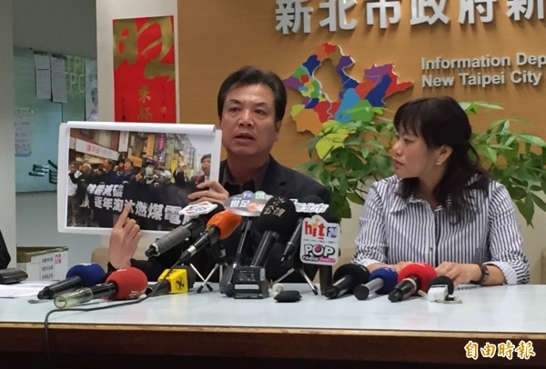 環保局長劉和然(左)拿出當年詹順貴過去參加遊行高舉減碳標語照片深感諷刺。右為新北市漁業及漁港事業管理處長汪昭華。(記者邱書昱攝)