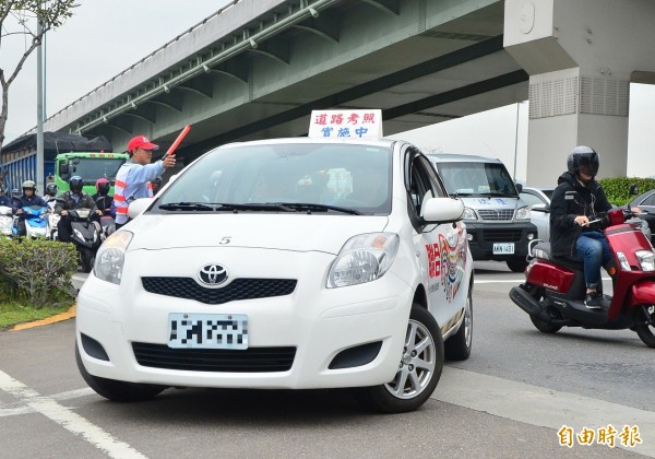 5月1日後到駕訓班報名考駕照的民眾,6月5日後才要加考道路駕駛考驗。(資料照,記者王藝菘攝)