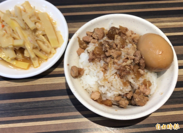 口味濃郁的瓜仔肉飯。（記者李容萍攝）