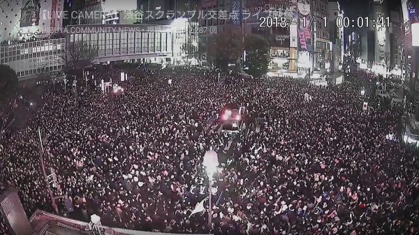 澀谷十字路口人潮壯觀。（圖取自推特）