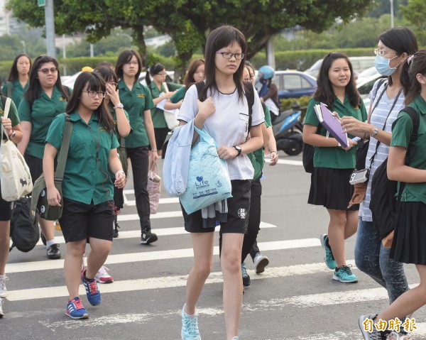 北一女爭取短褲進出校門/台中一中 台中女中學生去年在朝會脫裙