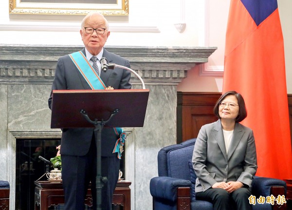 Taiwan Semiconductor Manufacturing Co founder Morris Chang, left, accepts the Order of Propitious Clouds, First Class from President Tsai Ing-wen at the Presidential Office Building in Taipei yesterday.
Photo: CNA
Taiwan Semiconductor Manufacturing Co founder Morris Chang, left, accepts the Order of Propitious Clouds, First Class from President Tsai Ing-wen at the Presidential Office Building in Taipei yesterday.
Photo: CNA