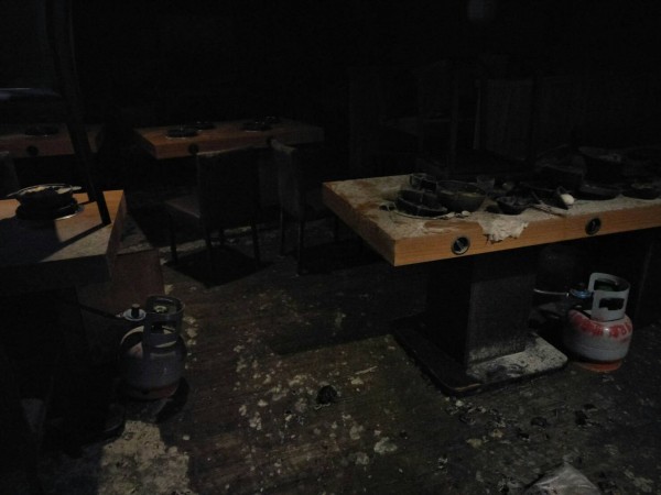 「不銠鍋」火鍋店瓦斯外洩,引發氣爆意外,造成7人嚴重受傷就醫,現場也燒得焦黑。(消防隊提供)