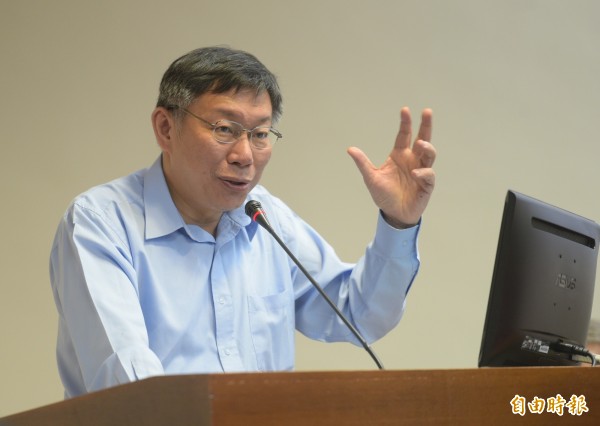 柯文哲看到林欽榮無大礙之後,開玩笑地說:「還活著嘛!那繼續工作。」(記者張嘉明攝)