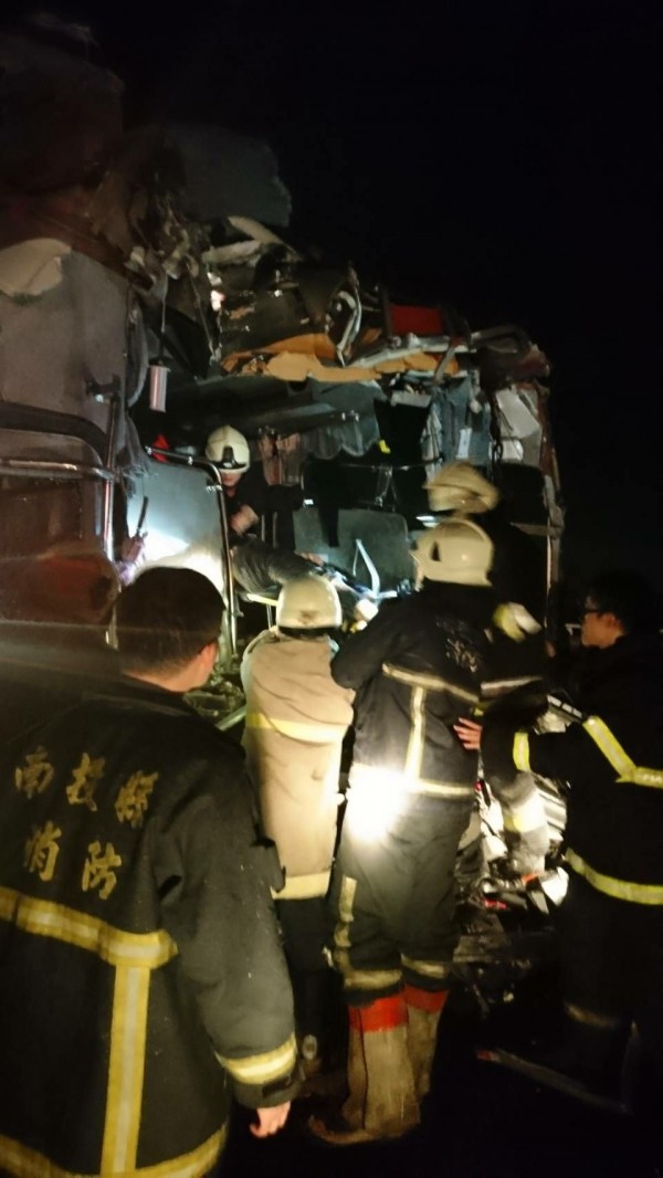 國道3號發生客運追撞貨櫃車事故,警消到場將傷患送醫。(記者劉濱銓翻攝)