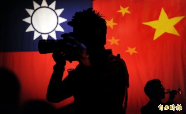 一軍情局少校退役後疑遭中國情治單位吸收,回台發展情報組織。(本報合成照)