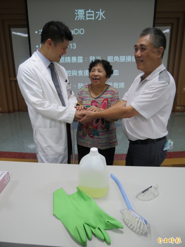 恢復健康的婦人向醫護人員致謝。(記者蘇孟娟攝)