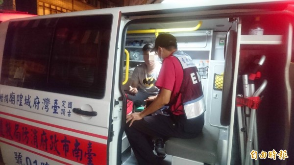 陷援交詐騙？ 男大生狂買點數 遇警勸阻竟暈倒