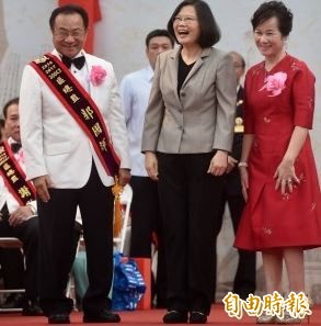「國際獅子會台灣總會第57屆年會暨會員代表大會」28日舉行,總統蔡英文(中)出席開幕致詞,並與代表合影。(記者簡榮豐攝)