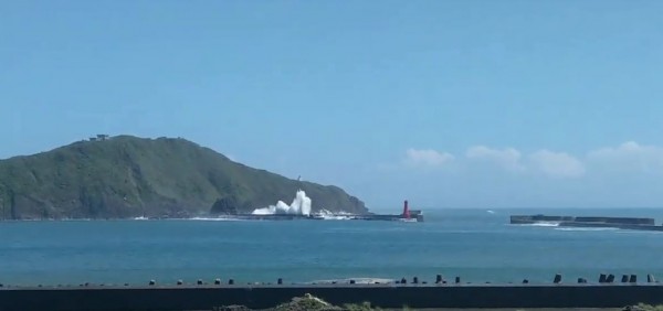 宜蘭蘇澳1名資深船長下午在當地拍攝到大浪景觀,呼籲民眾切勿在此時從事海邊活動。(民眾趙俊龍提供)