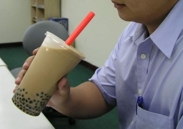 醫師提醒民眾,黑糖在高溫提煉過程,可能產生有害的丙烯醯胺,60公斤的成年人若每天喝1杯700克黑糖飲料並持續1個半月,可能就有神經、生殖毒性及致癌疑慮!示意圖。(資料照)