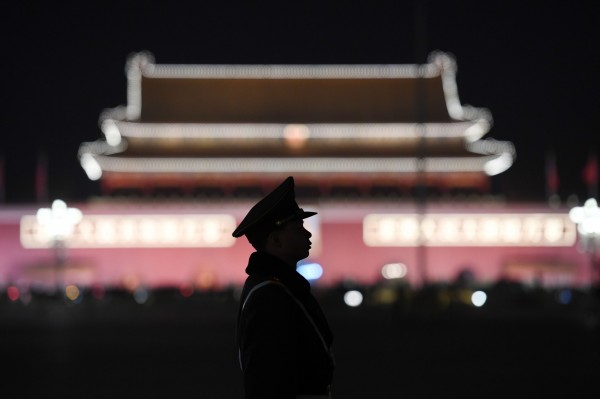 北京目前正在舉辦年度政治會議全國兩會,當局也將維安加強,但本次竟限制北京的餐廳、酒吧,店內的外籍顧客在兩會期間,同時段不得超過10人。(法新社)